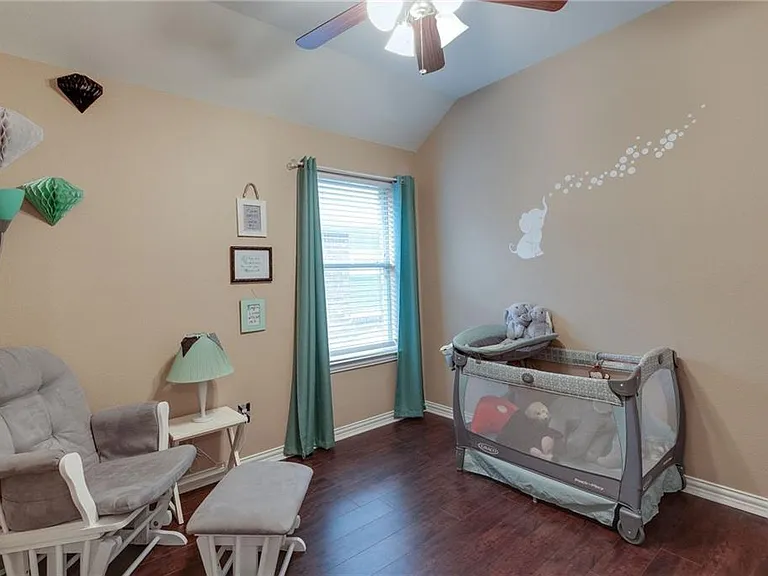 708 Creekside Dr — Photo 17
