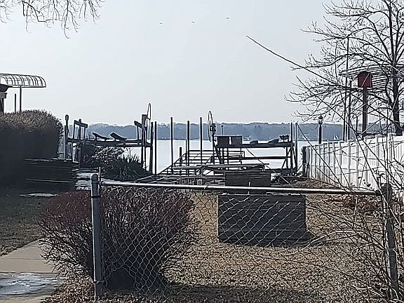 Parkway to lake access!!