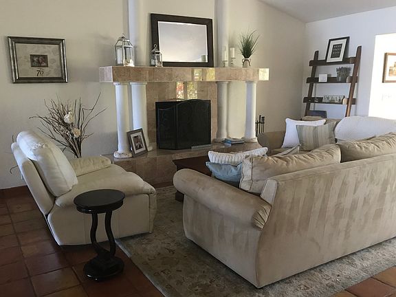 LivingRm w/working fireplace