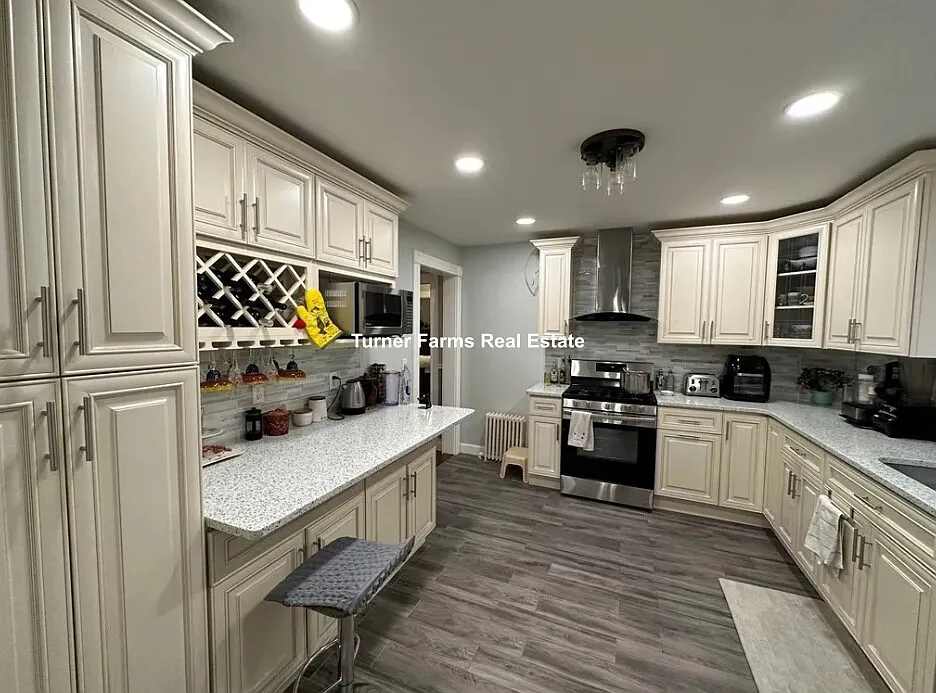 3 bed, 9999 sqft, $3,600 — Photo 2