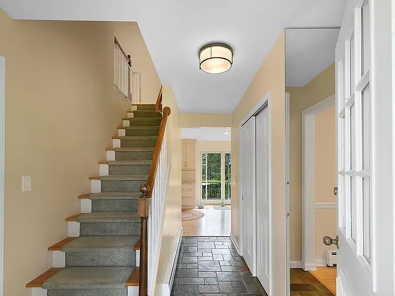 118 Simsbury Dr — Photo 4
