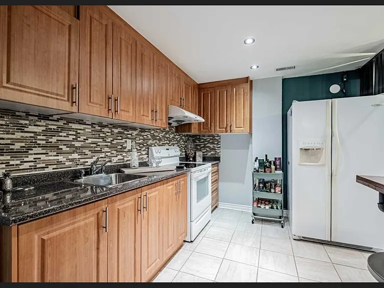 12 Blue Lake Ave — Photo 3