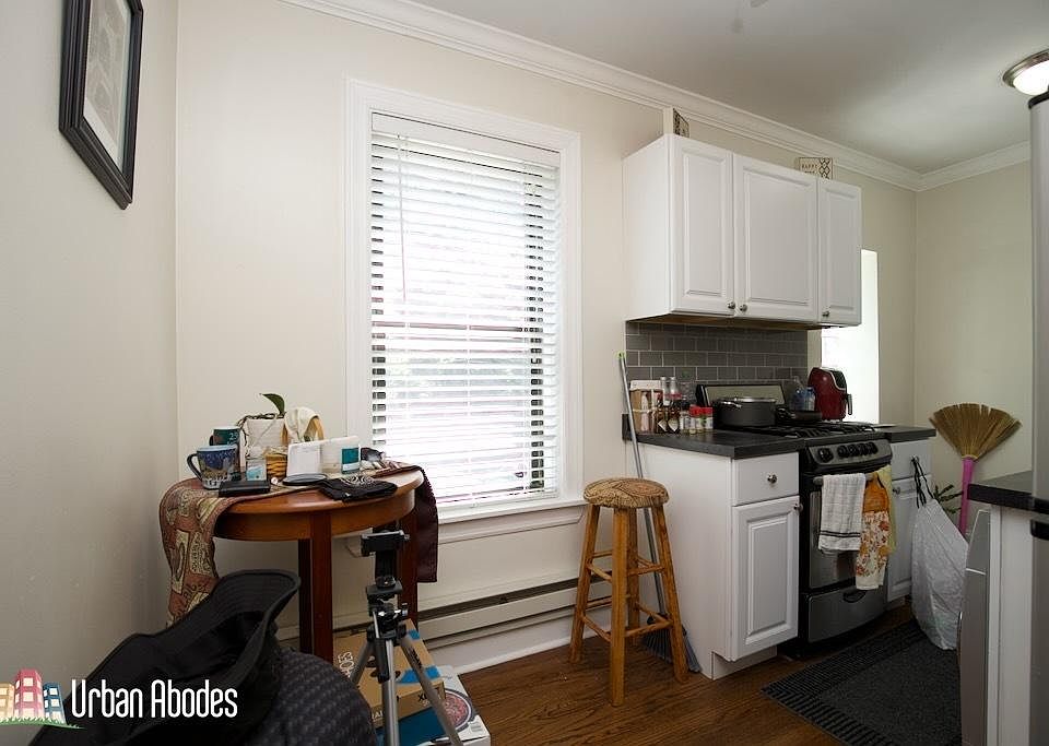 1st image of 837 W Cornelia Ave #M1