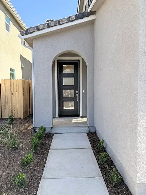 3 bed, 2.5 bath, 1412 sqft, $2,500 — Photo 2