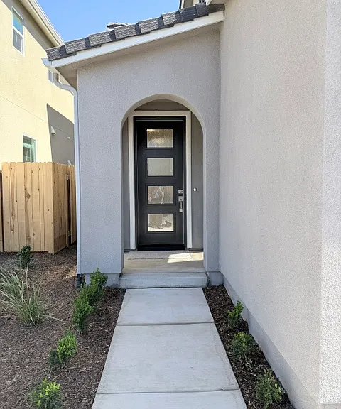 1521 Vintage Ave — Photo 2