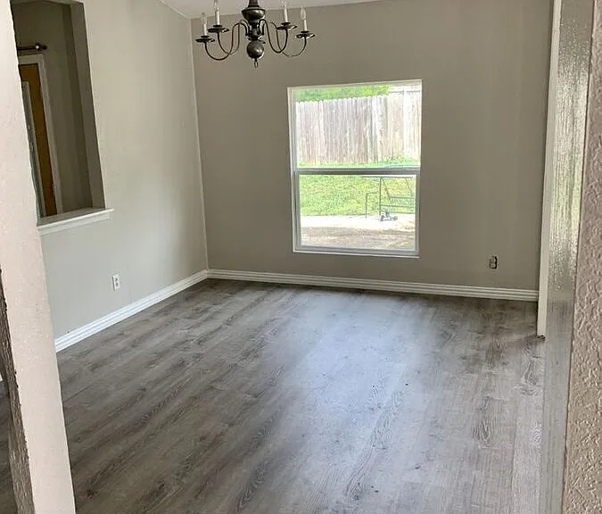 815 Cedar Oaks Ln — Photo 3