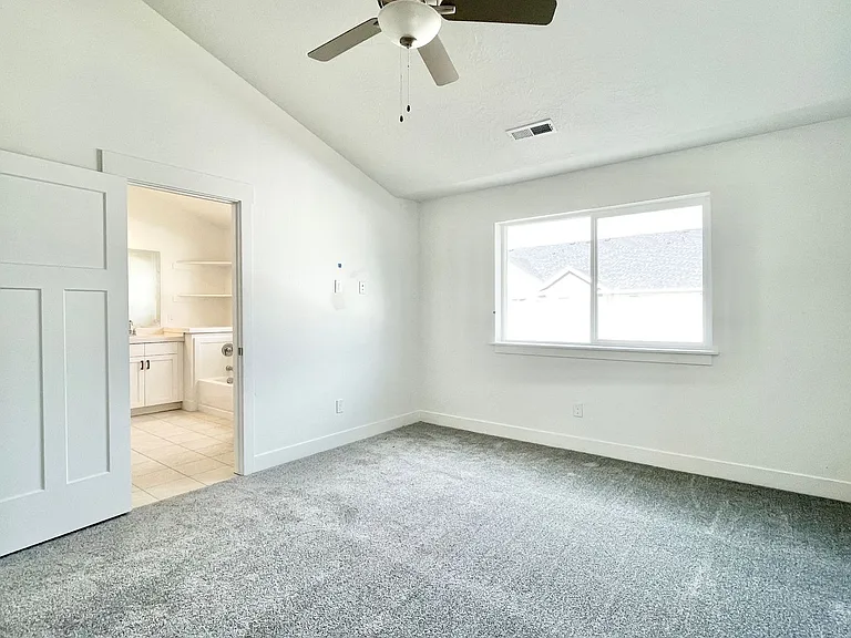 899 E Pacific Dr — Photo 18