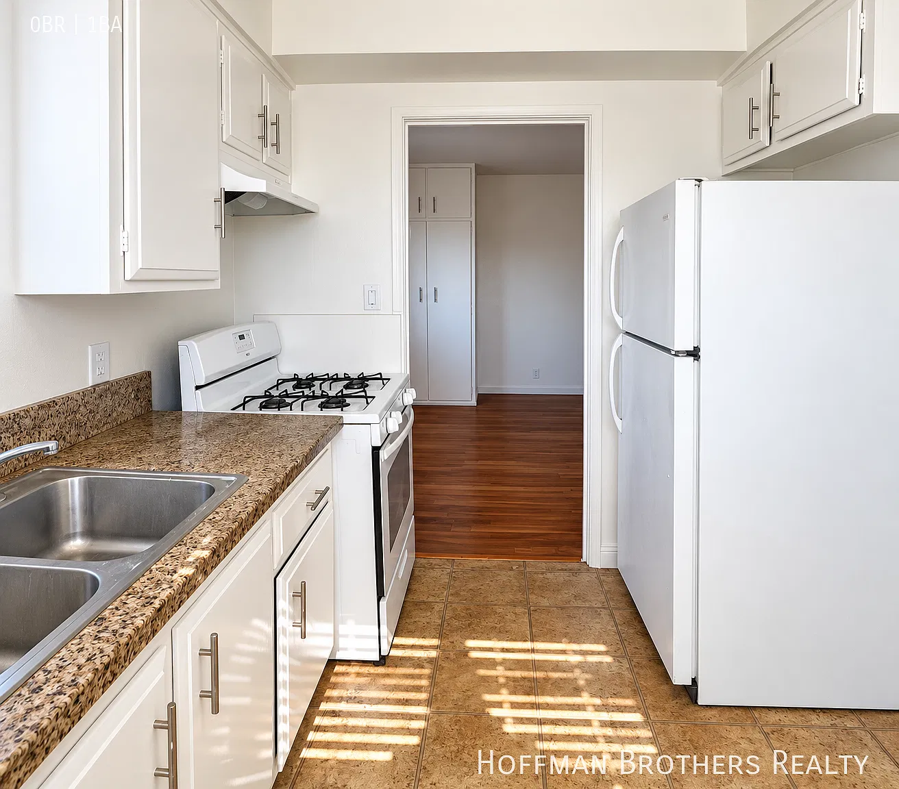 **1 Month Free**Fresh-Paint Studio With Wood-Look Floors, Full Appliances & No Application Fee — Photo 2
