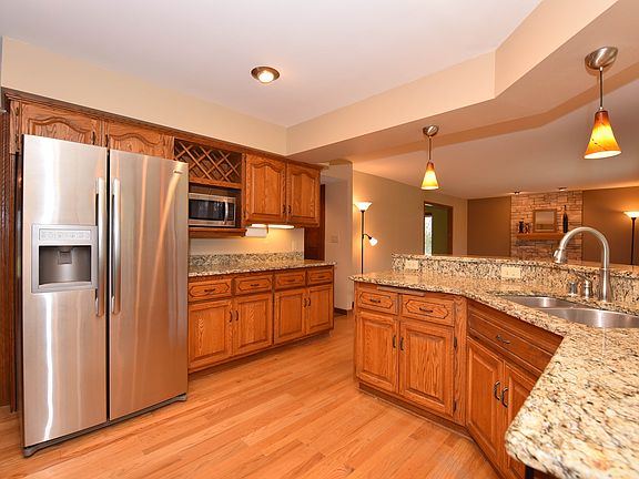 Kitchen w/granite counters