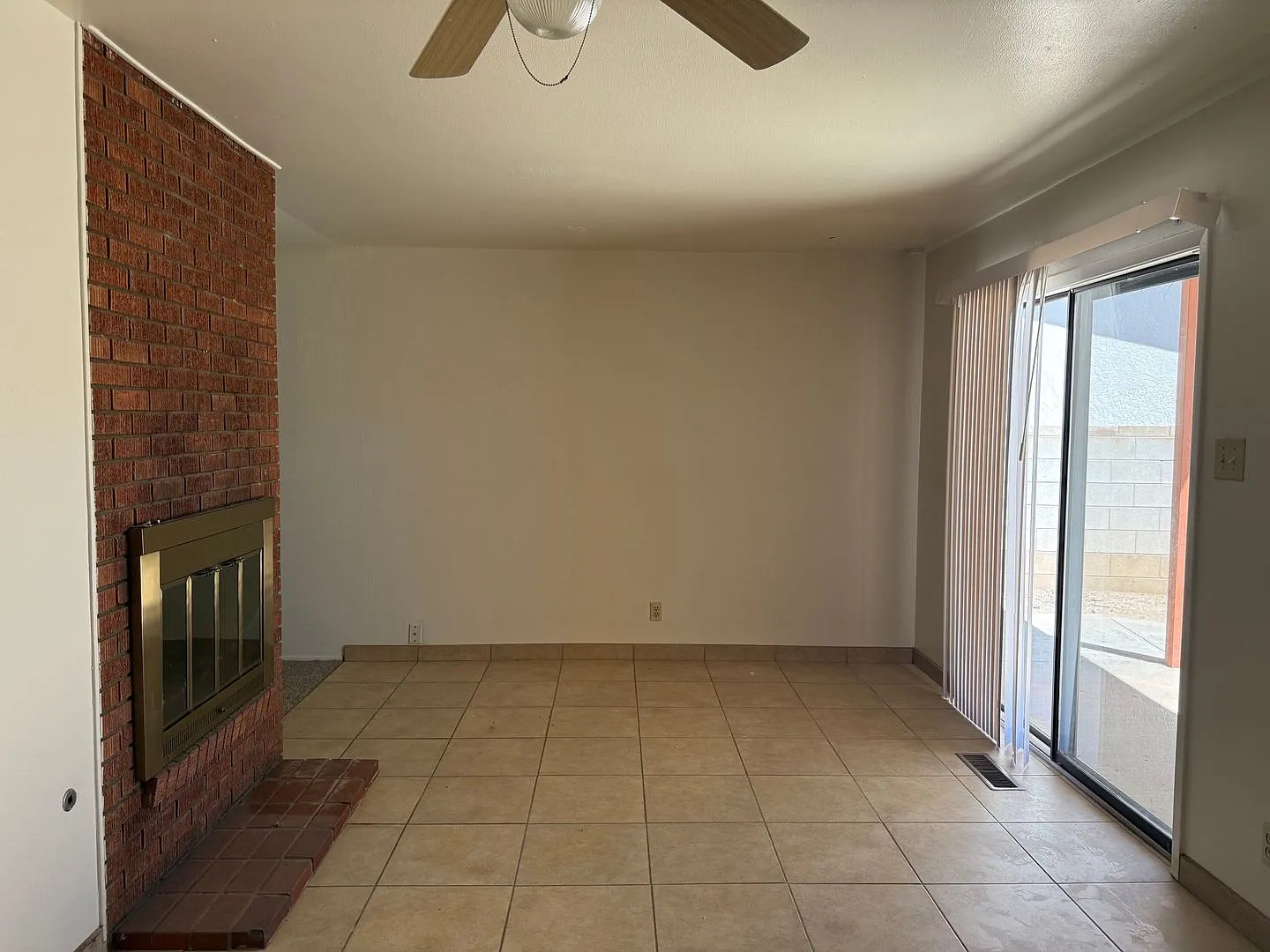 3 Br, 1.75 Ba w/ Fireplace, spacious kitchen, 2 CG — Photo 4