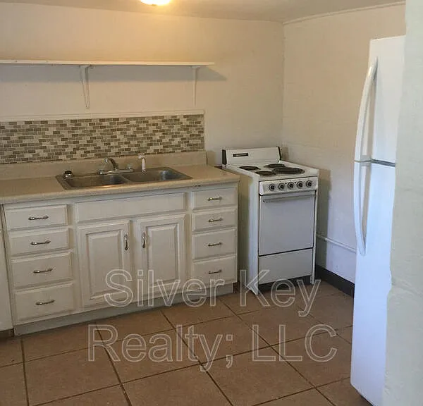 107 Forrest Ave #4 — Photo 4