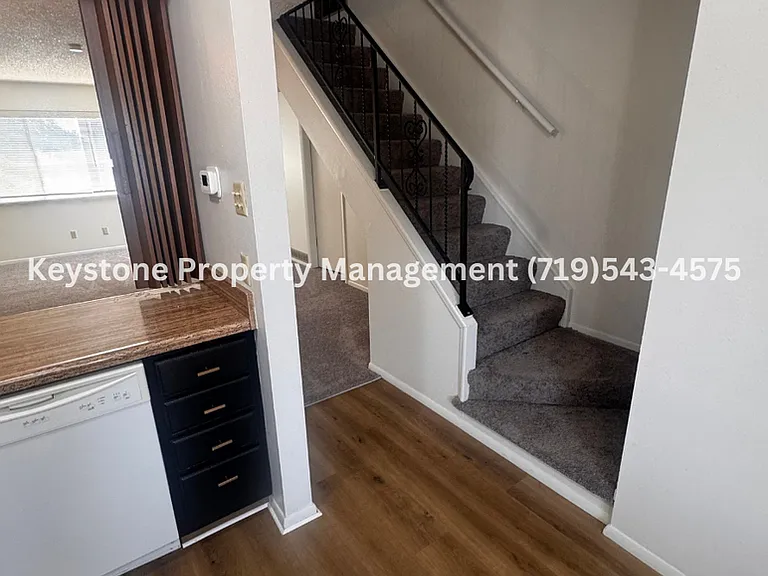 Updated 2 Bedroom Belmont Townhome with Attached Garage & Fenced Yard $1300/$1300 — Photo 8