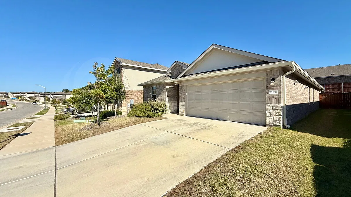 4 bed, 2.0 bath, 1765 sqft, $2,100 — Photo 2