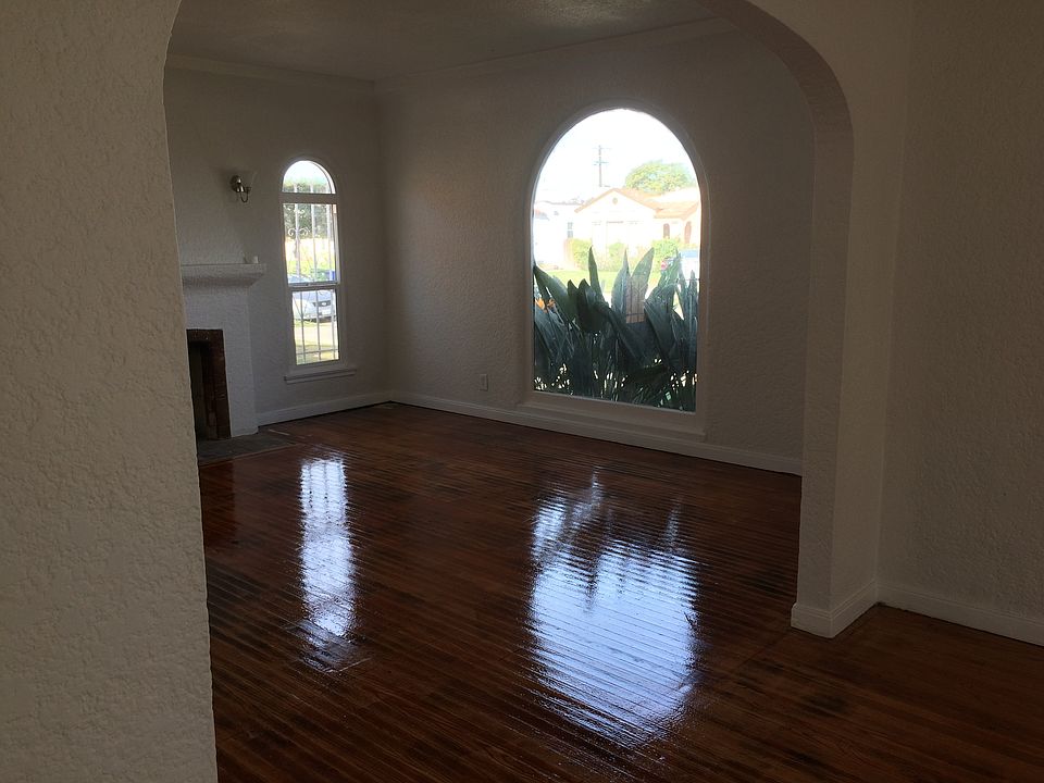 1st image of 520 W 99th St