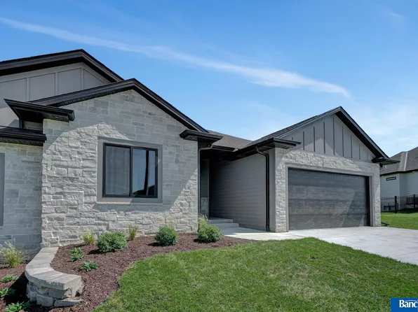 8872 Augusta Dr, Lincoln, NE 68526
