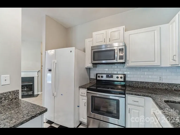 7811 Lennoxshire Ln — Photo 22