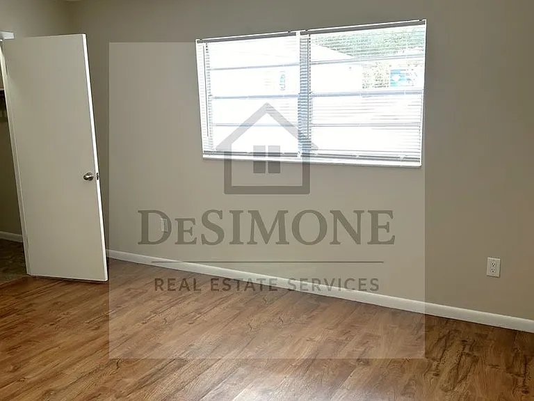 906 NE 3rd St — Photo 11