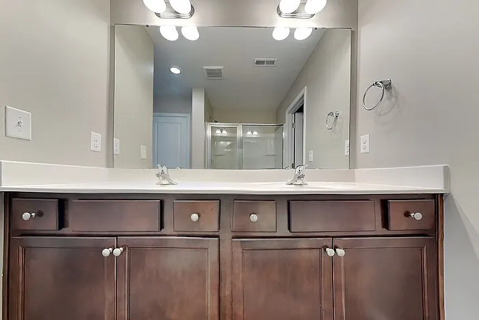 1045 Cloverdale Ct — Photo 10