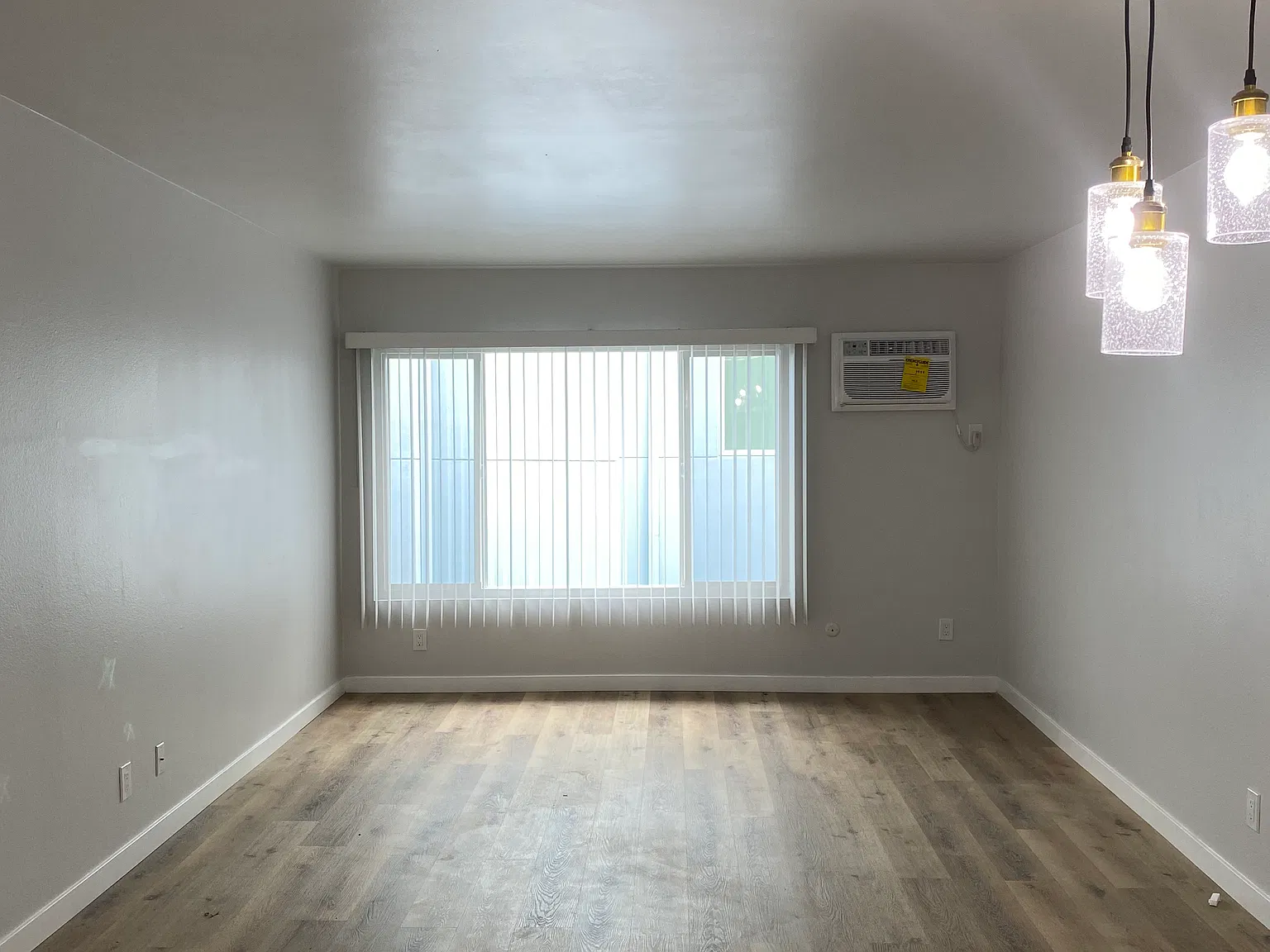 Amazing 1 Bedroom Available with Parking — Photo 4
