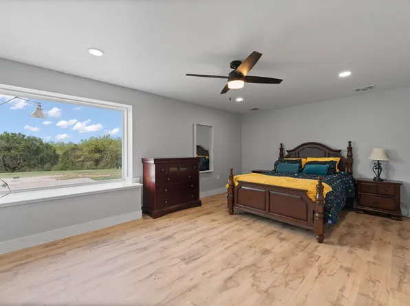 420 Overlook Dr, Cleburne, TX 76033