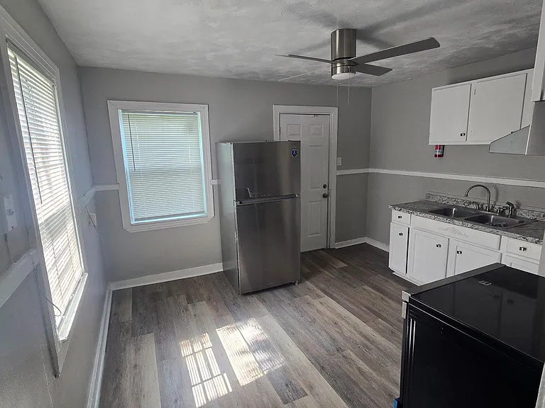 438 W Ash St — Photo 3