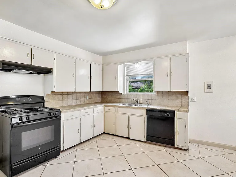6401 Rowan Ln — Photo 8