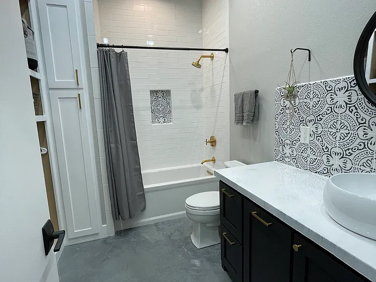 Restroom: tub/shower combo
