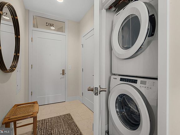 4th image of 2000 Clarendon Blvd Unit 802