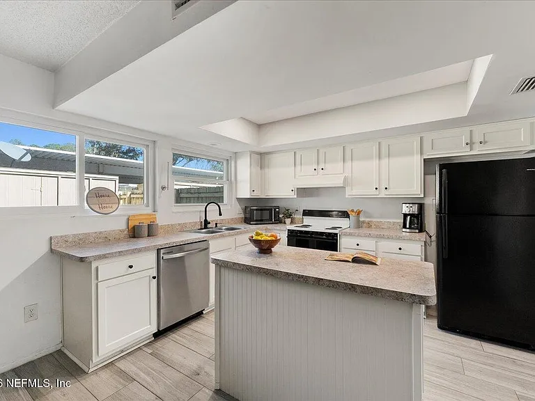 8140 Sutton Pl E — Photo 4
