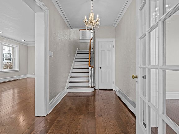 4th image of 2157 Riverside Ave