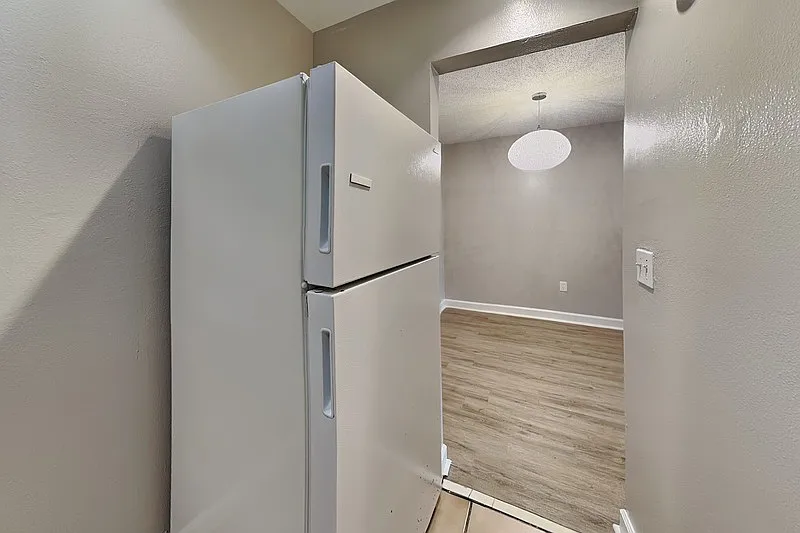3 bed, 2.0 bath, 1112 sqft, $1,899 — Photo 4