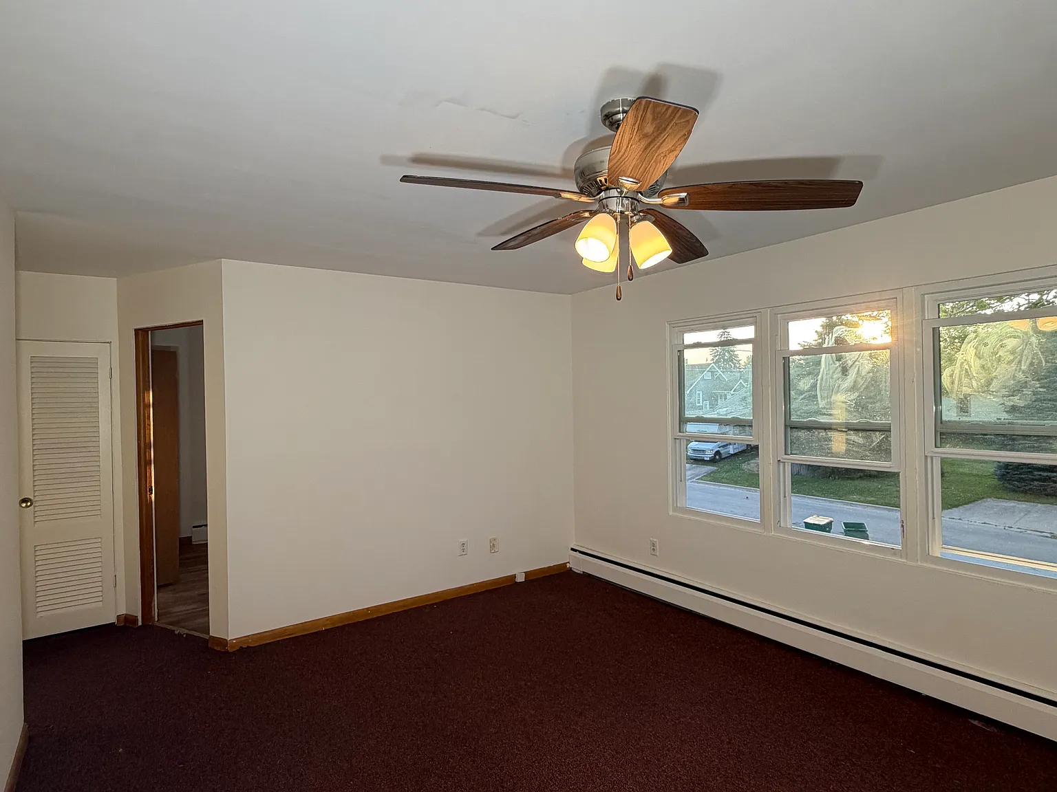 3 bed, 2300 sqft, $1,350 — Photo 4