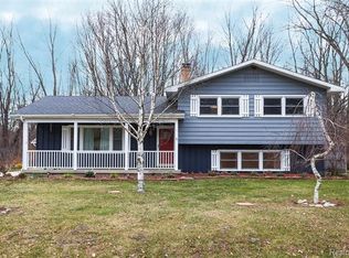 5880 E Montevista Dr, Fort Gratiot, MI 48059