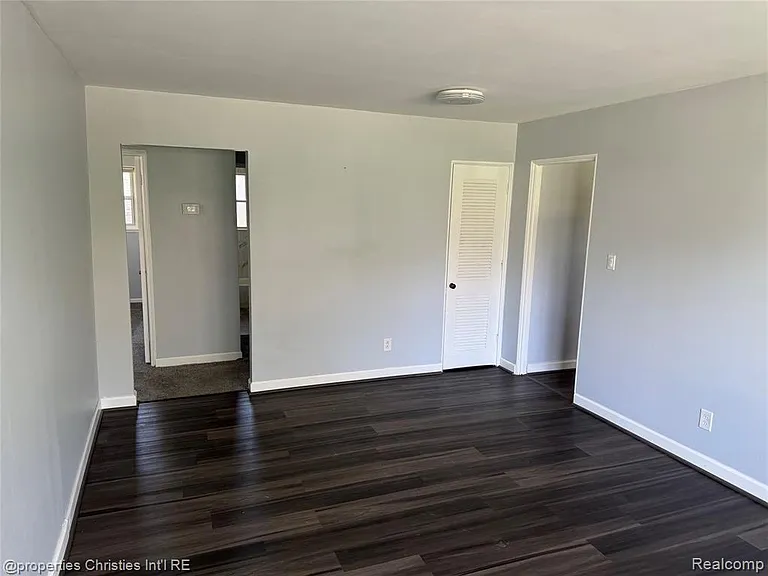 22000 Sunset Blvd — Photo 8