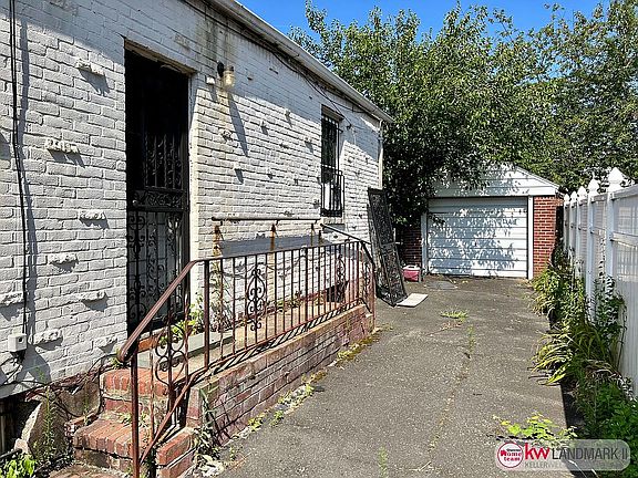 5th image of 183-29 Babylon Ave