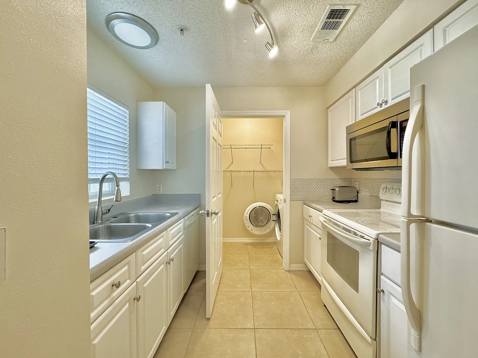 1 bed, 812 sqft, $1,700 — Photo 3