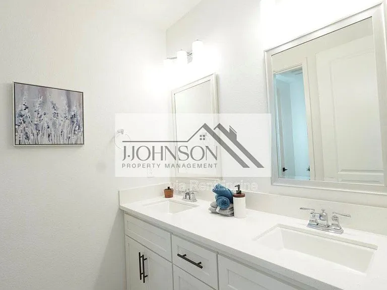 49 W Piazza St — Photo 15