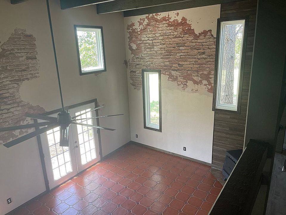 17’ ceiling living area