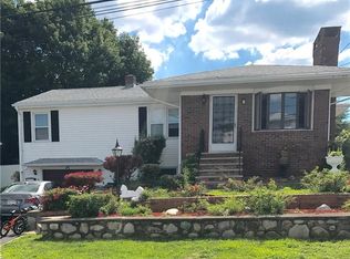 8 Flanders St, Johnston, RI 02919