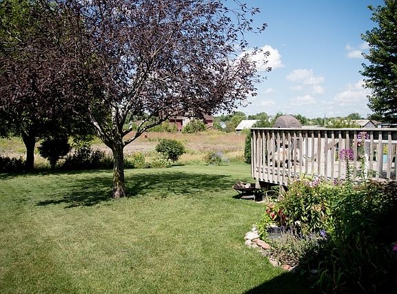 5th image of 915 N Oak Creek Dr