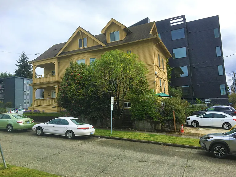 5525 15th Ave NE #D — Photo 1