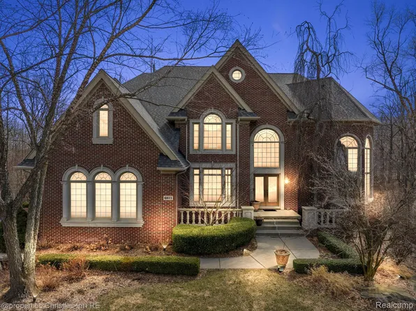 6811 Blakewood Ct, West Bloomfield, MI 48322
