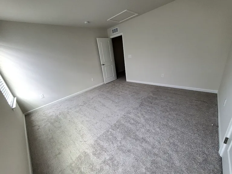 563 Roosevelt St — Photo 2