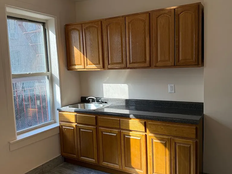 2311 Crotona Ave — Photo 5