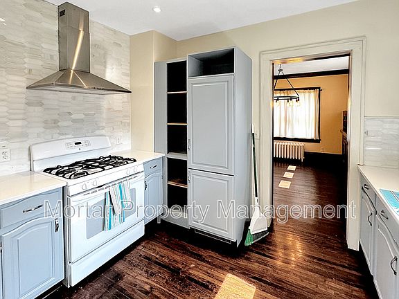 5th image of 1442 Saint Clair Ave