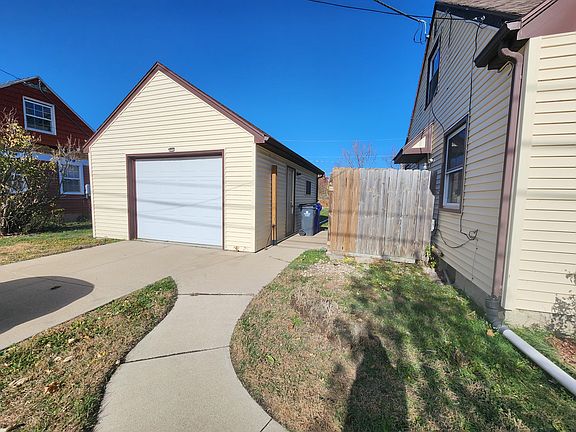 2nd image of 1212 35th St NE