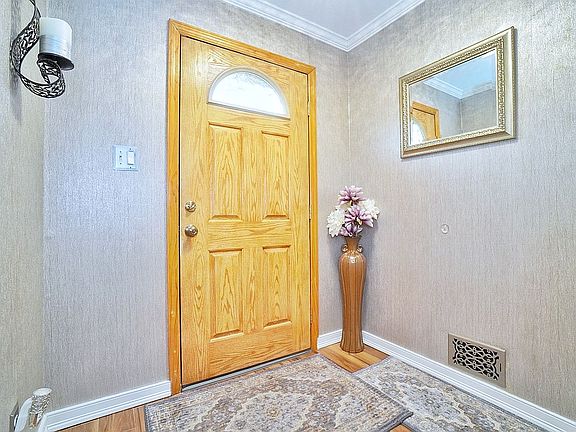 3rd image of 860 Sheldon Ave