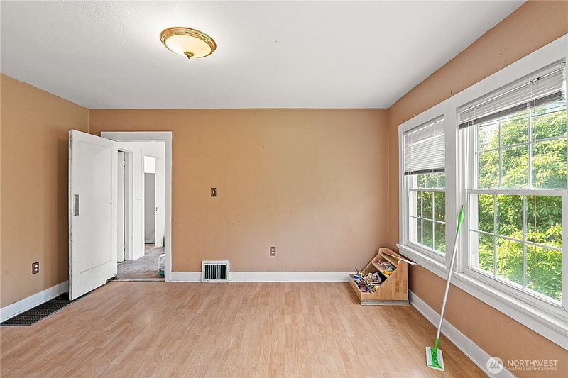 4th image of 409 W 5th Street