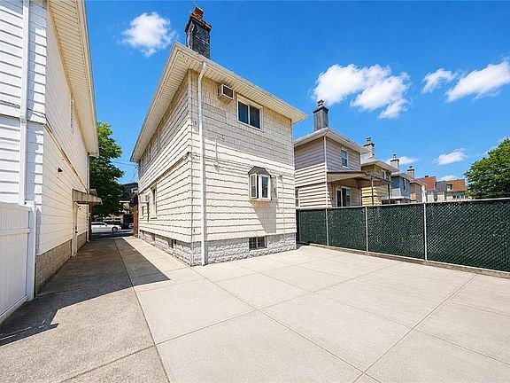 4th image of 2675 E 27th St