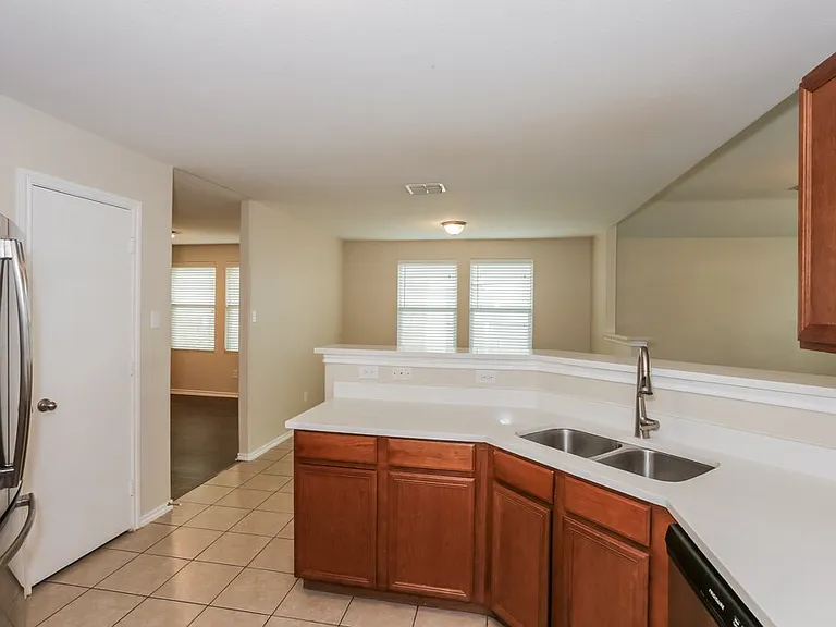 636 Horn St — Photo 7